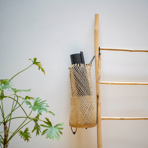 Pour transporter son tapis ou sa peau de mouton en allant à son cours de yoga, ou pour décorer son intérieur avec un bel objet artisanal ! Cette nasse à poisson, re visitée en sac à dos naturel et poétique, est tressé à la main.