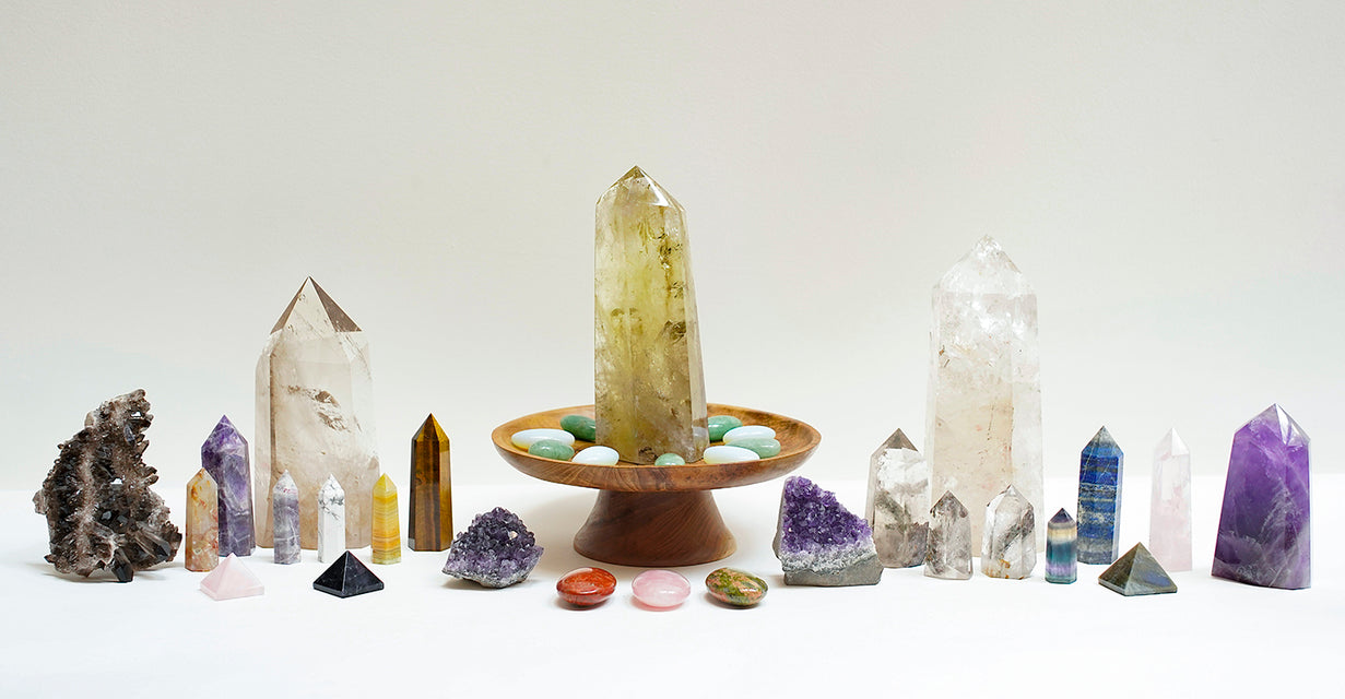 Le Centre Element propose une variété de cristaux aux formes différentes pointes druses pyramides, améthystes, critine, cristal de roche, quartz rose, lapis lazuli, jade, jaspe, aventurine, oeil de tigre 