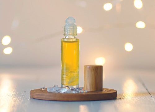 Nos élixirs vibratoires élaborés par Xavier Chabeur, le fondateur du Centre Elément, associent les vertus énergétiques et vibratoires de la lithothérapie à celles de l'aromathérapie.Nos roll-on sont fabriqués en verre avec un capuchon en bambou.