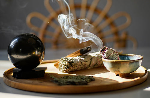 Ces encens sacrés sont cultivés et récoltés en culture bio par une petite communauté amérindienne. Ils sont traditionnellement utilisés pour inviter les esprits, bénir et purifier les lieux.