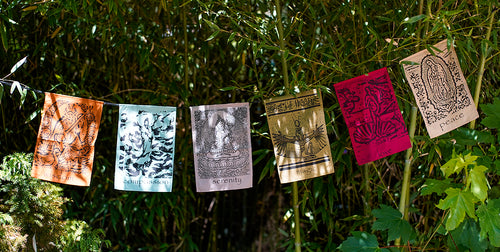 Cette guirlande méditation est à suspendre dans la maison ou le jardin pour apporter de belles énergies chez soi. Traditionnellement, ces drapeaux de prières flottent sur les hauts plateaux tibétains.