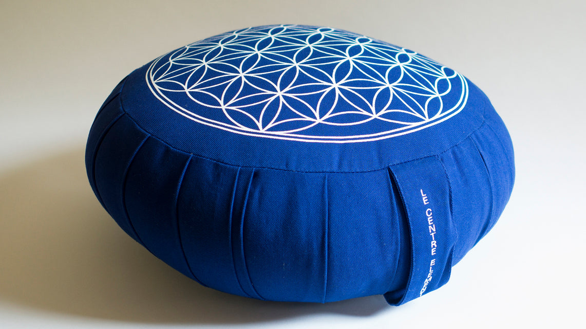 Coussin de méditation zafu blue avec une fleur de vie sérigraphiée, conçut spécialement par le Centre Element dans des matières naturelles comme le coton et le kapok.