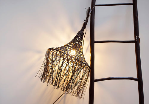 Suspension fabriquée à la main en fibres végétales pour une déco au naturel. Elles feront de très belles ombres portées sur les murs et le plafond !