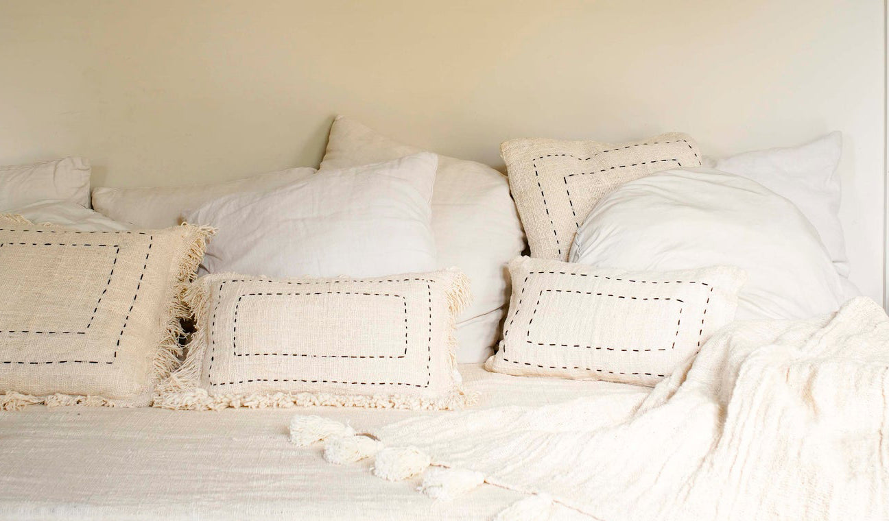 Coussins et plaid en coton,  fabriqué dans un petit atelier familial à Bali avec lequel nous travaillons depuis la création du Centre Elément.