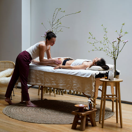 Lisa Beaucage donne un massage lymphatique au Centre Element