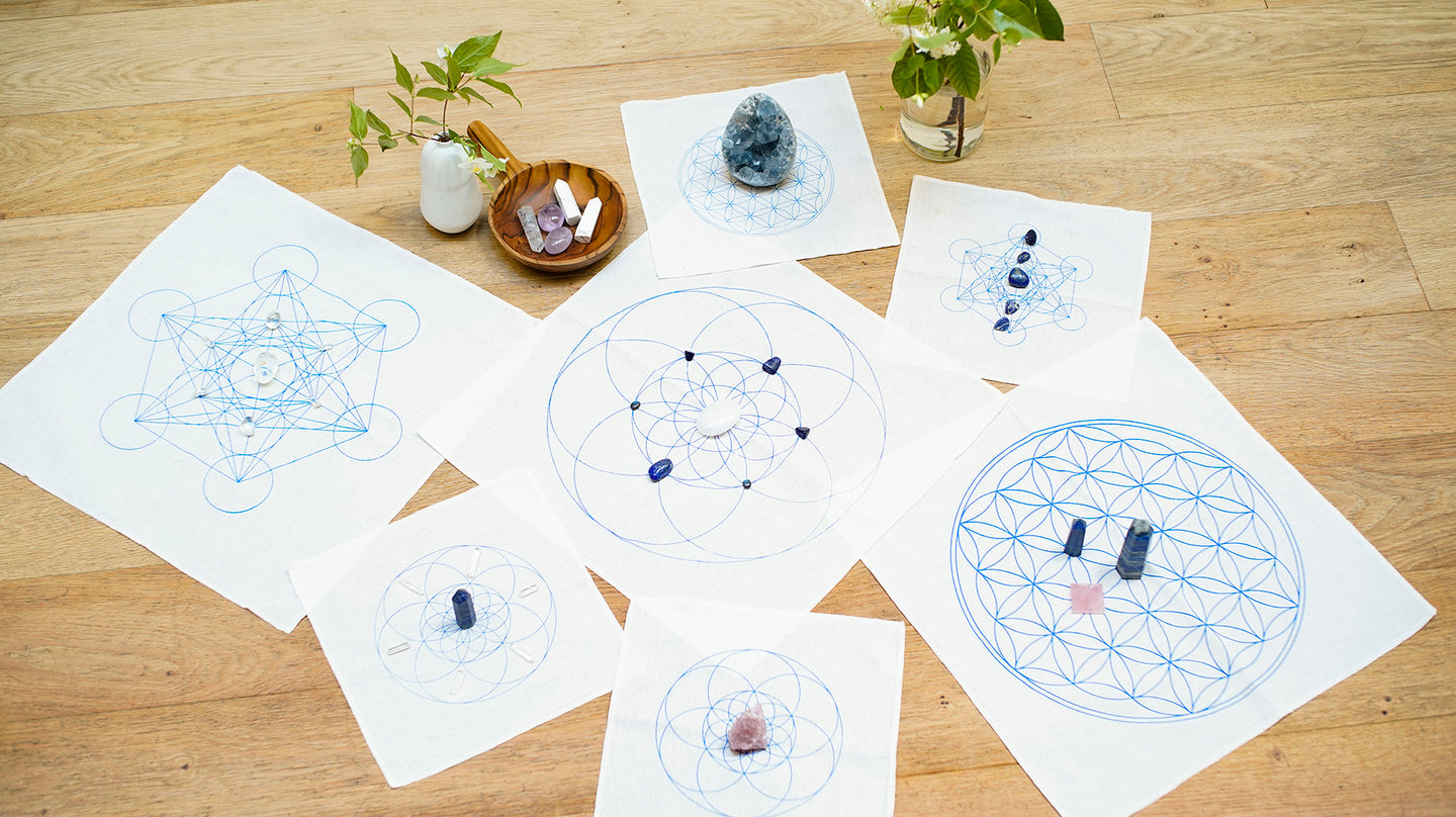 Les cristals grid que nous vous proposons sont des carrés de tissu blanc en coton, fabriqué spécialement pour le Centre Elément à Bali , avec un motif de géométrie sacrée qui amplifie l'énergie des pierres disposées dessus.