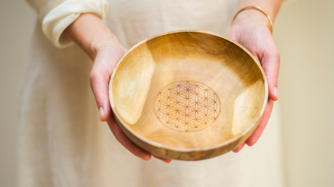 Ces bols en bois de teck sont façonnés à la main et gravés d'un motif de géométrie sacrée : la fleur de vie, Elle apporte une information hautement ré équilibrante et bénéfique pour le vivant.  