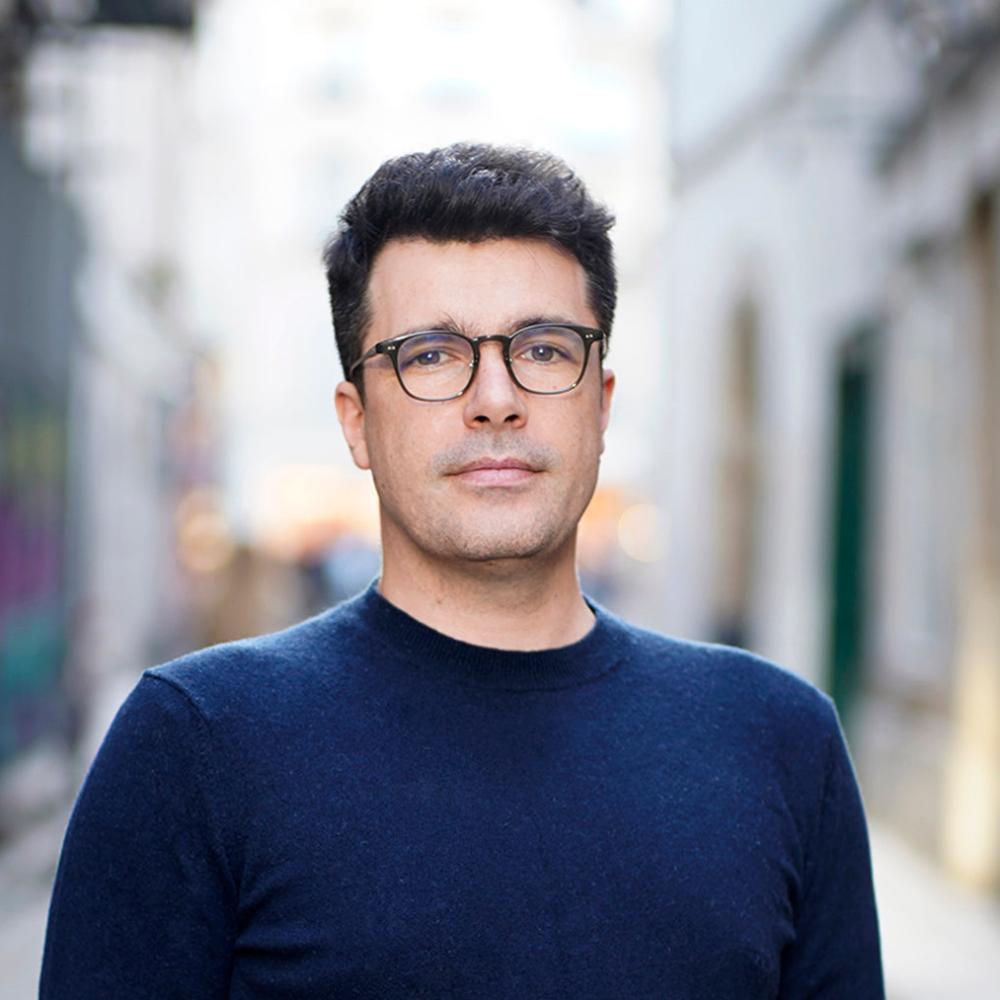 Xavier Chabeur fondateur du centre élément propose des soins énergétiques et vibratoires à Paris dans le Marais