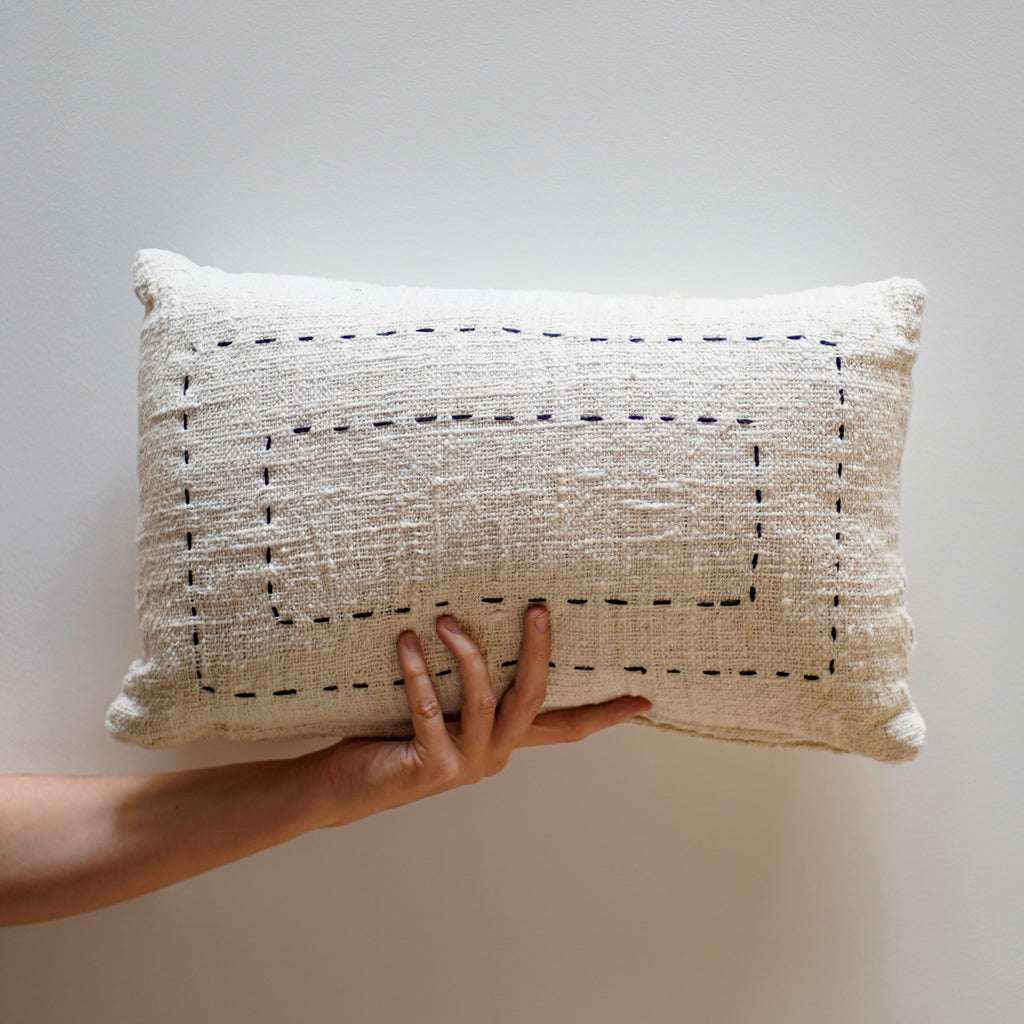 Coussin écru surpiqué et tissé à la main 30 X 50 cm
