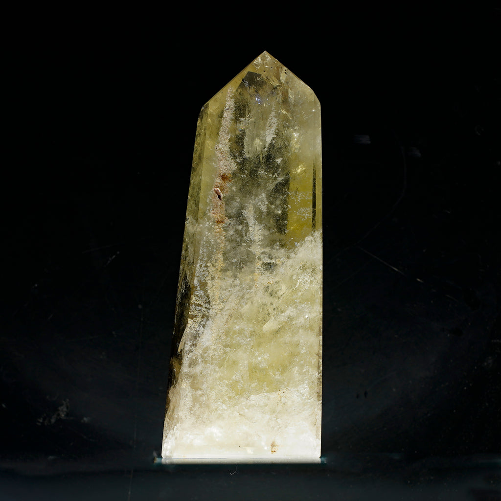 Un magnifique cristal maître de citrine  On appelle cristal maître , des pierres dépassant 15cm de haut.  Ces cristaux Maîtres ont chacun des propriétés uniques indépendamment du type de pierre.  Ils contiennent  une sagesse ancestrale, ces êtres minéraux gardent en eux la mémoire de l'humanité