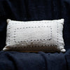 Coussin écru surpiqué noir, tissé à la main 30 X 50 cm