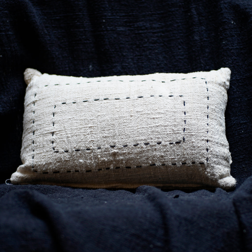 Coussin écru surpiqué noir, tissé à la main 30 X 50 cm
