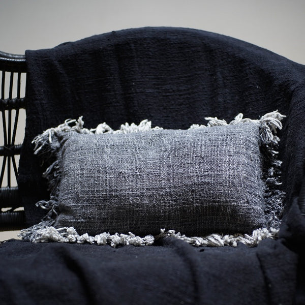 Coussin gris à franges tissé à la main 30x50 cm