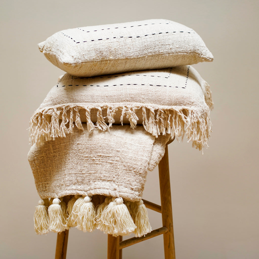Coussins et plaid écru en coton tissé à la main, pour une belle déco au naturel, disponibles au  Centre Elément