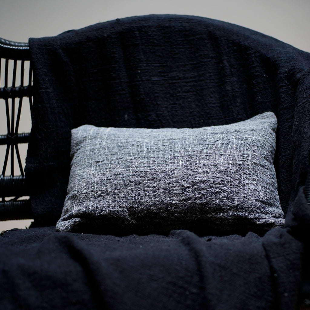 Coussin gris tissé à la main 30 x 50 cm
