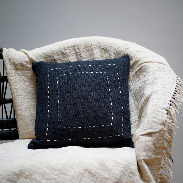 coussin noir surpiqure blanche tissé à la main 50X50 cm