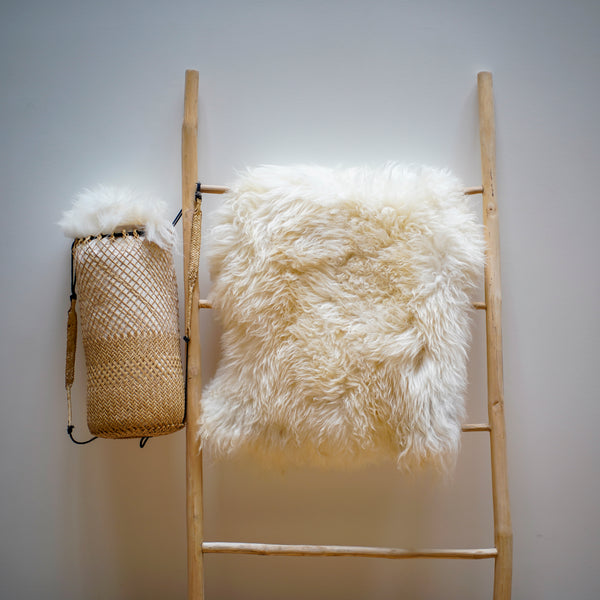 Idéales en décoration,  sur un fauteuil ou un canapé, en descente de lit, dans la chambre ou dans la pièce à vivre.  Nos belles peaux de mouton sont naturelles, aux poils longs et soyeux et à la peau très souple.  Le tannage est effectué de manière écologique avec des tanins d’origine végétale, et donc sans chrome, un polluant pour la nature. Disponible au Centre Elément.