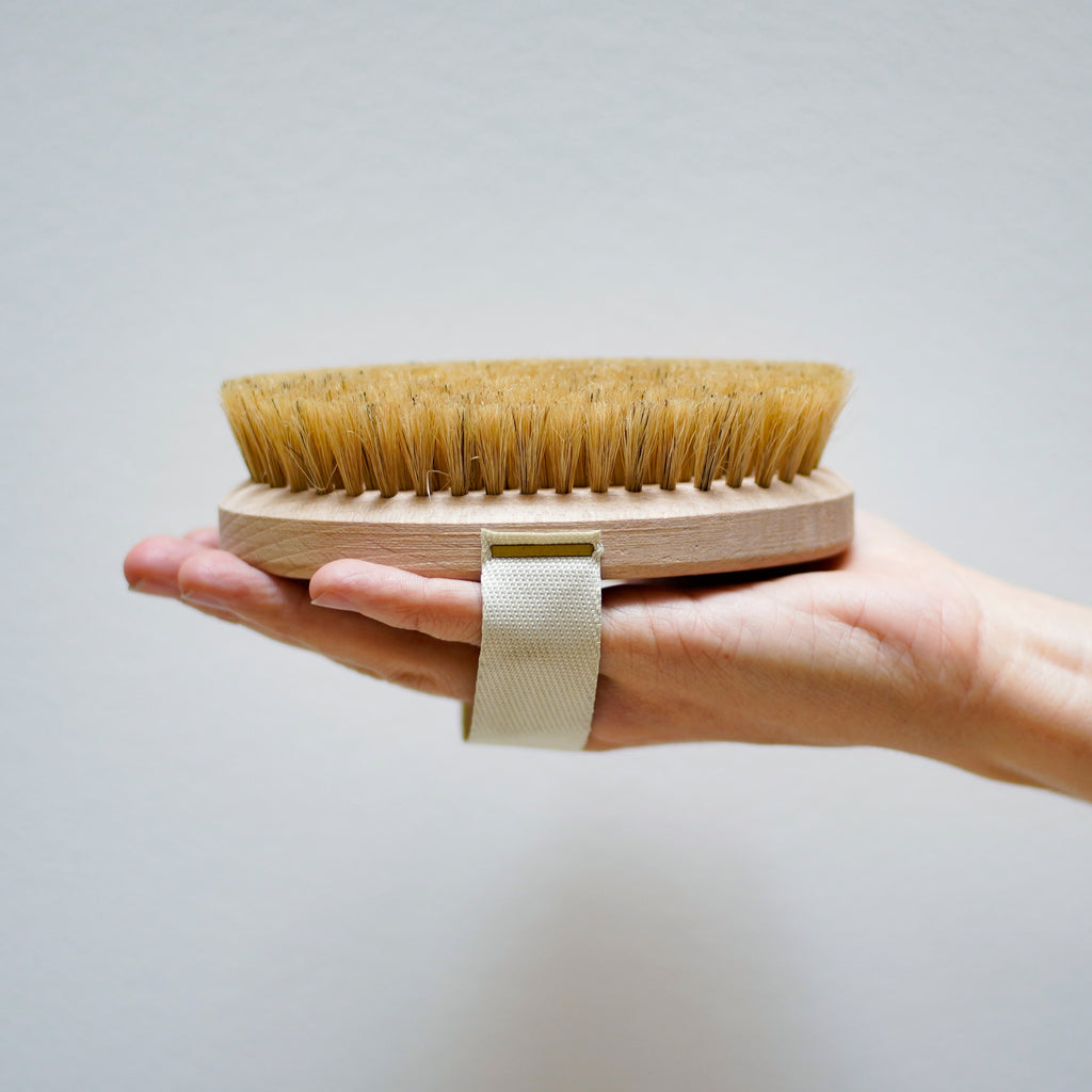 Cette brosse de massage à sec est parfaite pour un soin corporel au quotidien. Un soin énergétique à pratiquer avant une bonne douche froide pour les plus courageux !