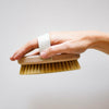Cette brosse de massage à sec est parfaite pour un soin corporel au quotidien. Un soin énergétique à pratiquer avant une bonne douche froide pour les plus courageux !