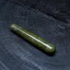 Ce bâton de massage en pierre de jade à la pointe fuselée permet d'atteindre de façon précise des points d’acupuncture ou des marmas tandis que l'autre extrémité plus arrondie s'utilise pour des massage ou pour des soins énergétiques.