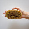 Cette brosse de massage à sec est parfaite pour un soin corporel au quotidien. Un soin énergétique à pratiquer avant une bonne douche froide pour les plus courageux !