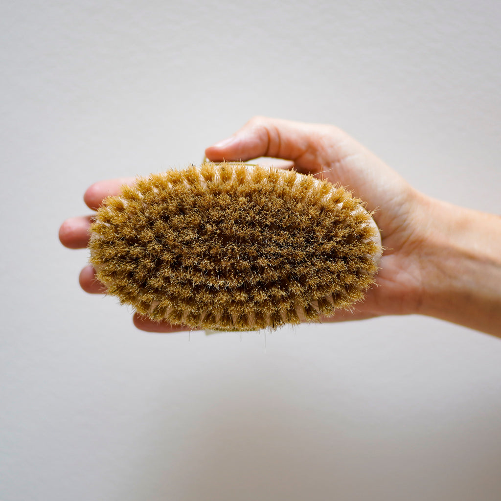 Cette brosse de massage à sec est parfaite pour un soin corporel au quotidien. Un soin énergétique à pratiquer avant une bonne douche froide pour les plus courageux !