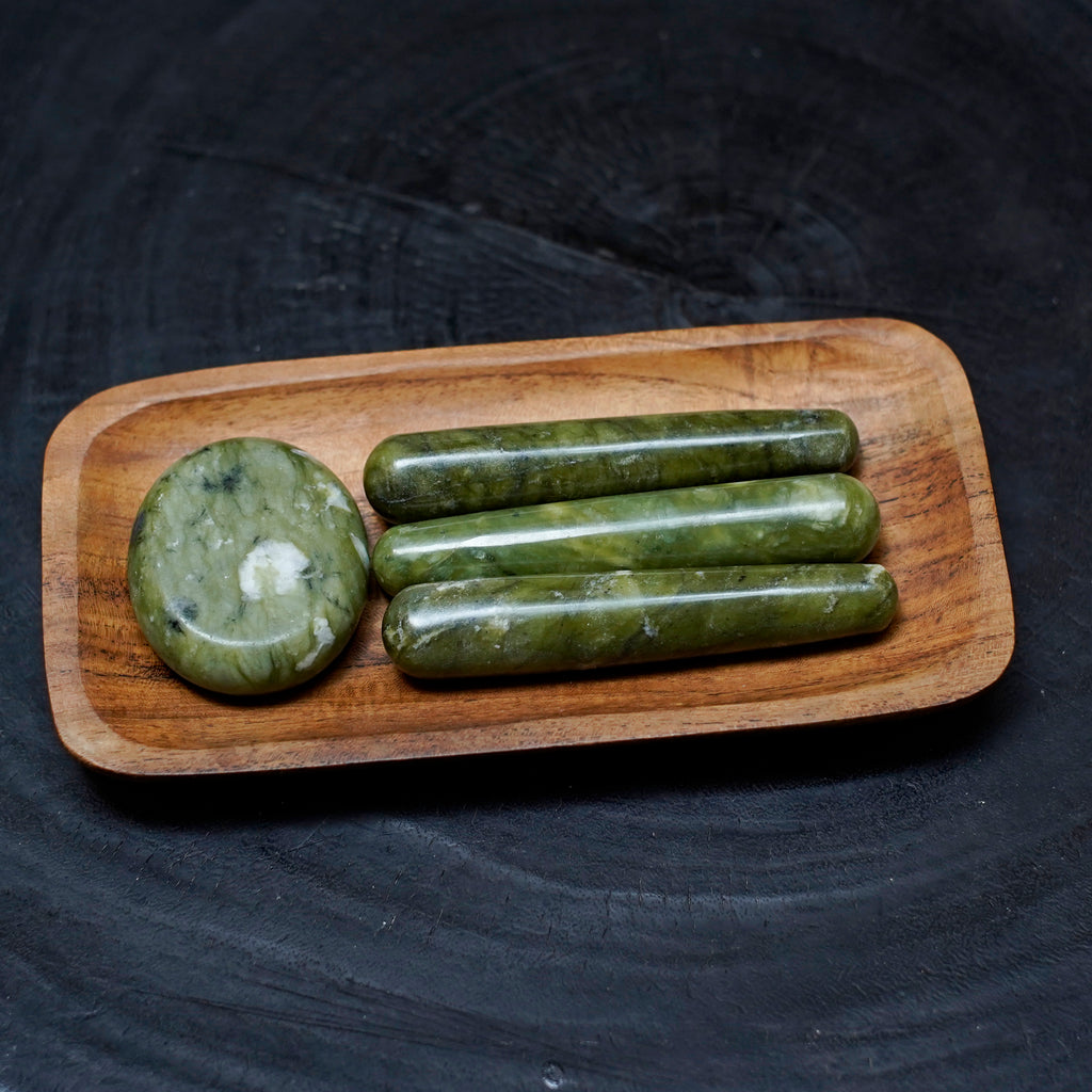 Ces bâtons de massage en pierre de jade à la pointe fuselée permettent d'atteindre de façon précise des points d’acupuncture ou des marmas tandis que l'autre extrémité plus arrondie s'utilise pour des massage ou pour des soins énergétiques.