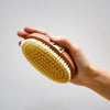 Cette brosse de massage à sec est parfaite pour un soin corporel au quotidien. Un soin énergétique à pratiquer avant une bonne douche froide pour les plus courageux !