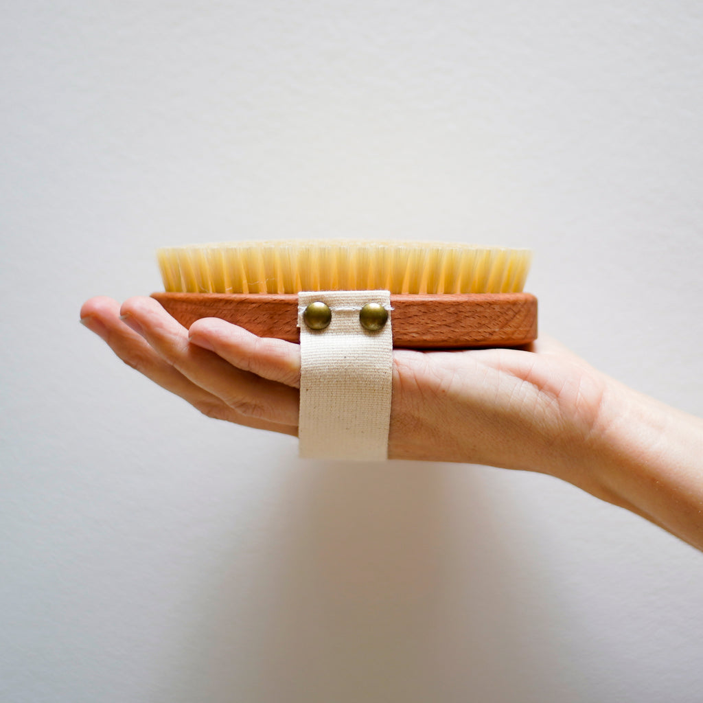 Cette brosse de massage à sec est parfaite pour un soin corporel au quotidien. Un soin énergétique à pratiquer avant une bonne douche froide pour les plus courageux !