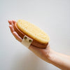 Cette brosse de massage à sec est parfaite pour un soin corporel au quotidien. Un soin énergétique à pratiquer avant une bonne douche froide pour les plus courageux !
