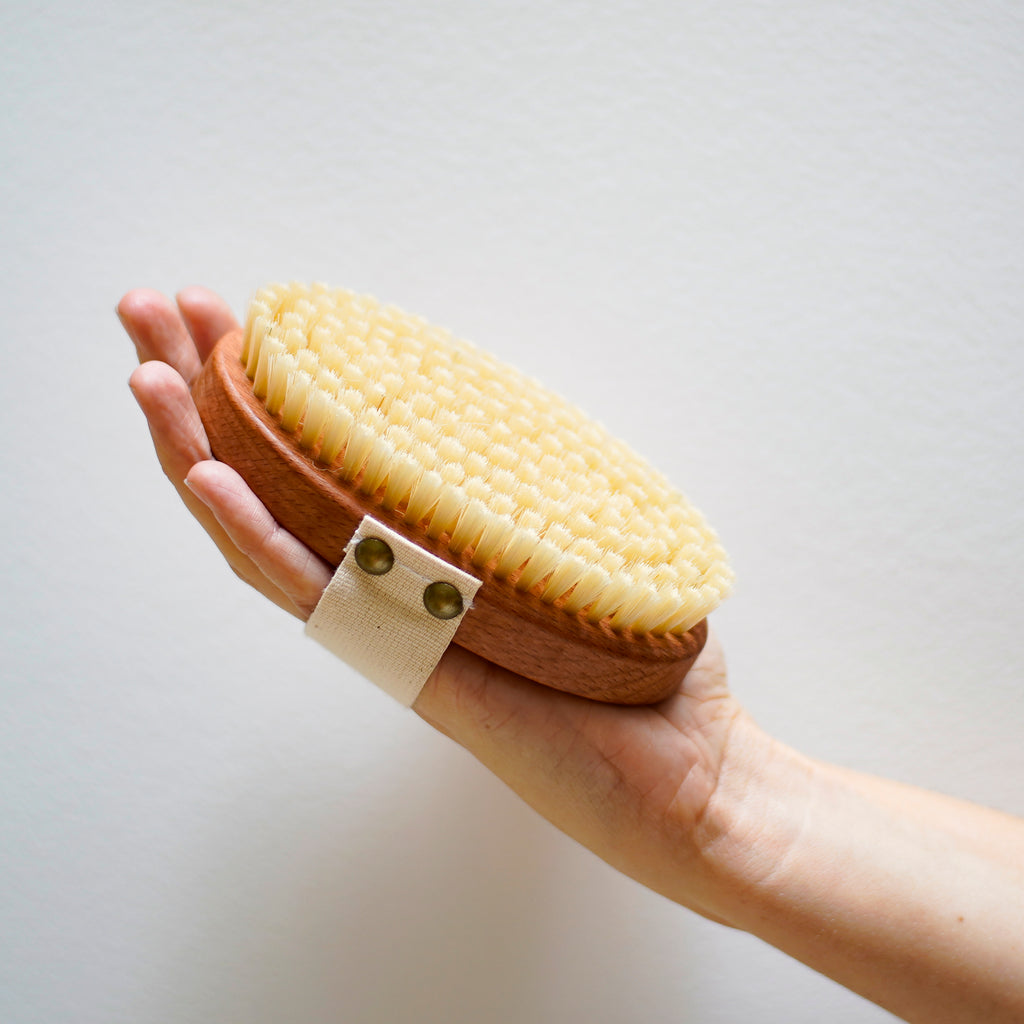Cette brosse de massage à sec est parfaite pour un soin corporel au quotidien. Un soin énergétique à pratiquer avant une bonne douche froide pour les plus courageux !