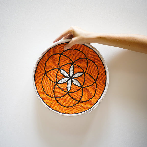 Imaginé et conçu par Le Centre Elément, ce plateau est brodé à la main d'un motif de fleur de vie, un dessin de géométrie sacré favorisant, la vitalité et l'énergie.