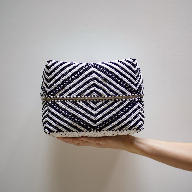 Tout ranger à la maison avec ces belles boites d'offrandes artisanales tressées en bambou et entièrement brodées de petites perles colorées.