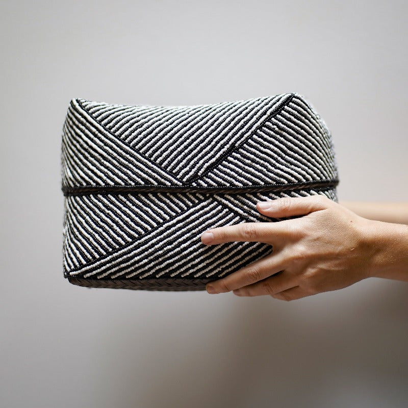 Brodées de perles, tressées en bambou, ces jolies boites artisanales en noir et blanc vont vous permettre de ranger les petits objets qui traînent à la maison ! 