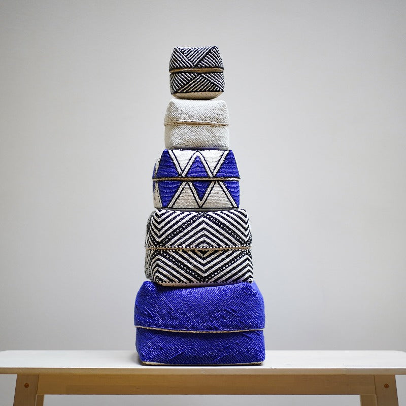 Tout ranger à la maison avec ces belles boites d'offrandes artisanales tressées en bambou et entièrement brodées de petites perles colorées.