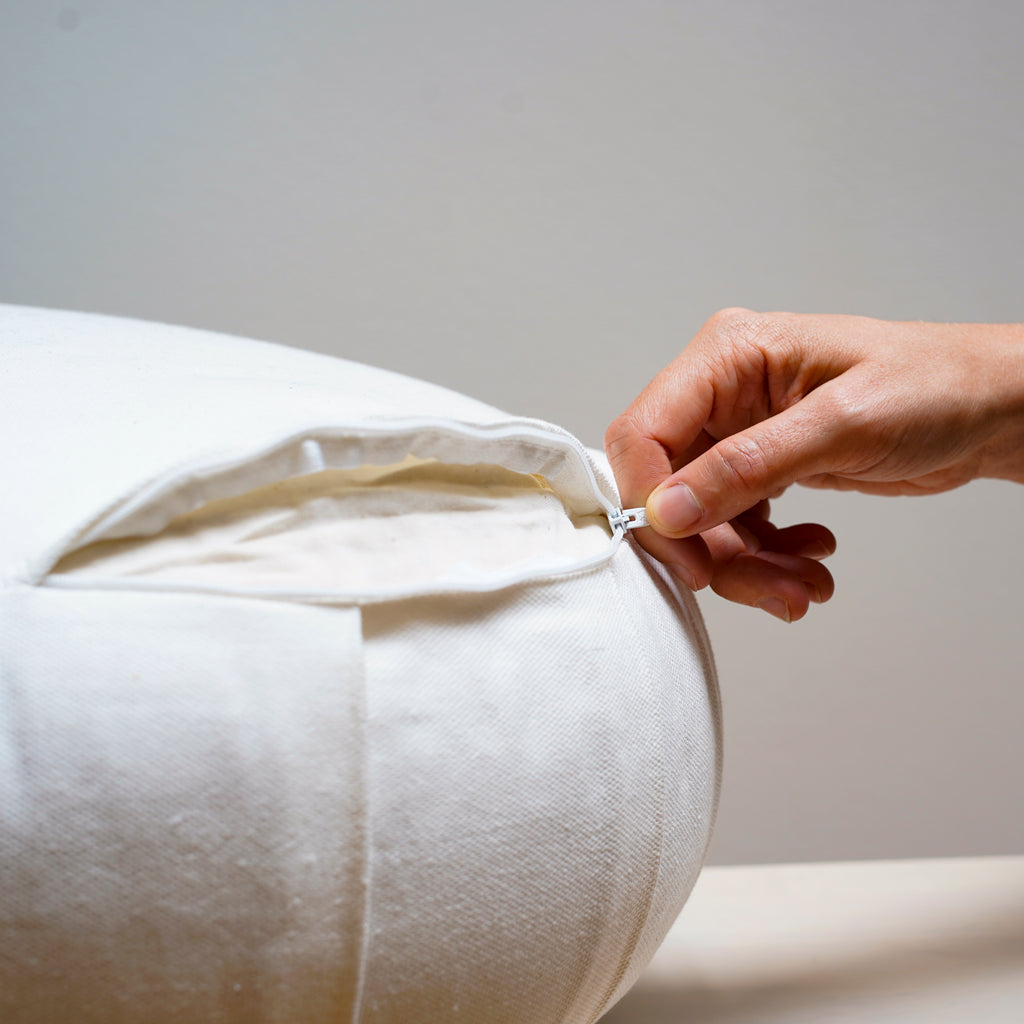 Ce coussin de yoga  est un zafu en coton blanc imprimé d'une fleur de vie et il est déhoussable .