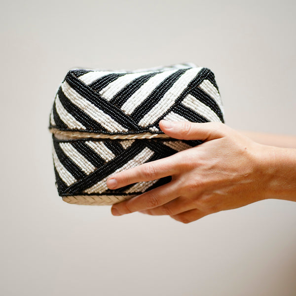 Brodées à la main avec des petites perles colorées, tressées en bambou,  ces boites fabriquées via une petite production artisanale balinaise sont la solution de rangement !   Belles et décoratives, elles sont déclinées en 5 tailles et s'imbriquent les unes dans les autres comme des poupées russes. Ou se superposent pour un bel effet graphique.