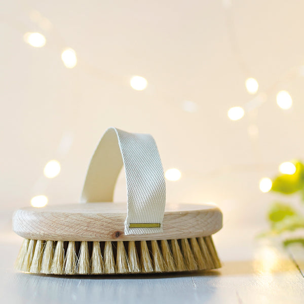 Cette brosse de massage à sec est parfaite pour un soin corporel au quotidien. Un soin énergétique à pratiquer avant une bonne douche froide pour les plus courageux !