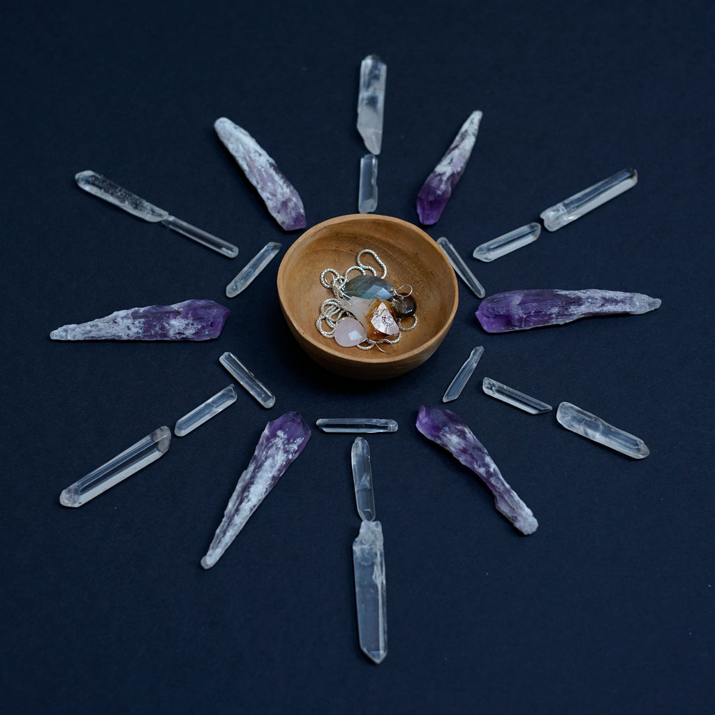 Pour purifier, activer et amplifier  Placez au centre de l'artefact vos cristaux, pierres ou bijoux. .