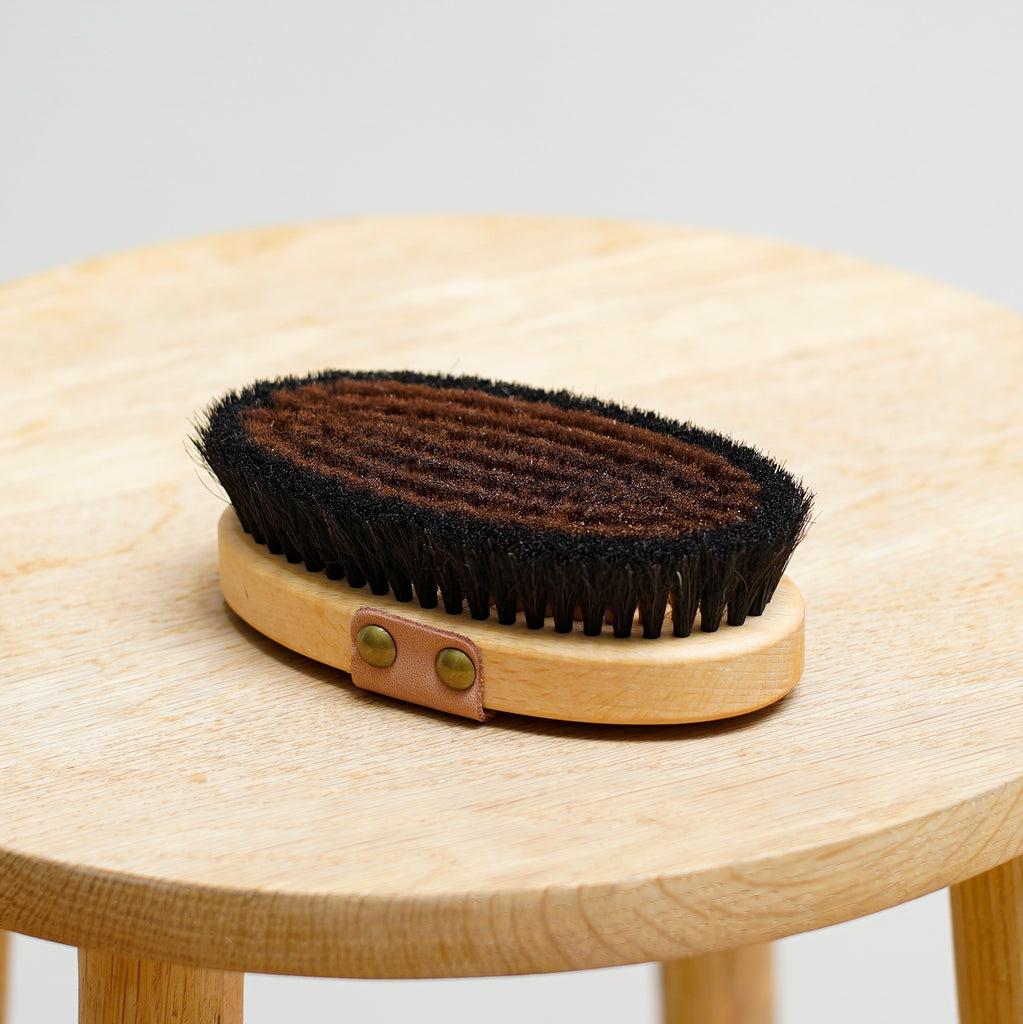 Brosses de massage à Sec, Body Ionic   Un massage de 3 minutes chaque jour suffit pour activer la circulation, revitaliser son corps et apporter un sentiment de détente.  La structure moléculaire du fil de cuivre contribue à la création d'anions (ions  négatifs), ces anions sont directement produits sur la peau rétablissant une balance énergétique immédiate.