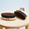 Brosses de massage à Sec, Body Ionic   Un massage de 3 minutes chaque jour suffit pour activer la circulation, revitaliser son corps et apporter un sentiment de détente.  La structure moléculaire du fil de cuivre contribue à la création d'anions (ions  négatifs), ces anions sont directement produits sur la peau rétablissant une balance énergétique immédiate.
