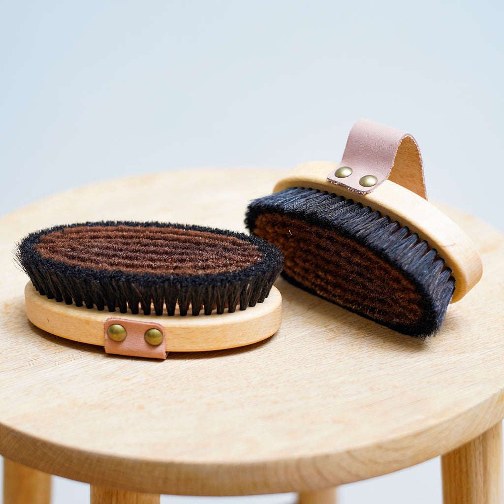 Brosses de massage à Sec, Body Ionic   Un massage de 3 minutes chaque jour suffit pour activer la circulation, revitaliser son corps et apporter un sentiment de détente.  La structure moléculaire du fil de cuivre contribue à la création d'anions (ions  négatifs), ces anions sont directement produits sur la peau rétablissant une balance énergétique immédiate.
