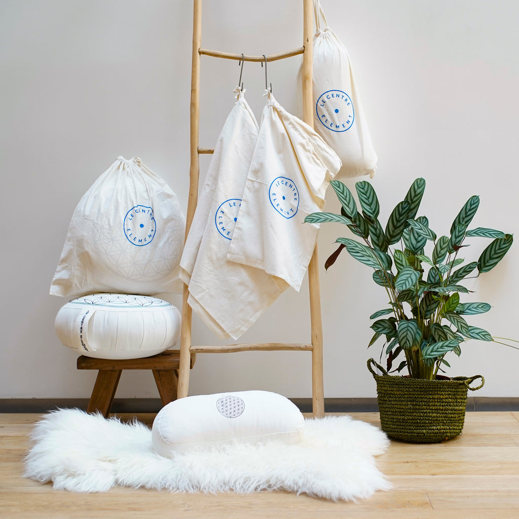 Notre collection de coussins de yoga imprimés d'une fleur de vie sont tous vendus dans leur housse en coton du Centre Elément