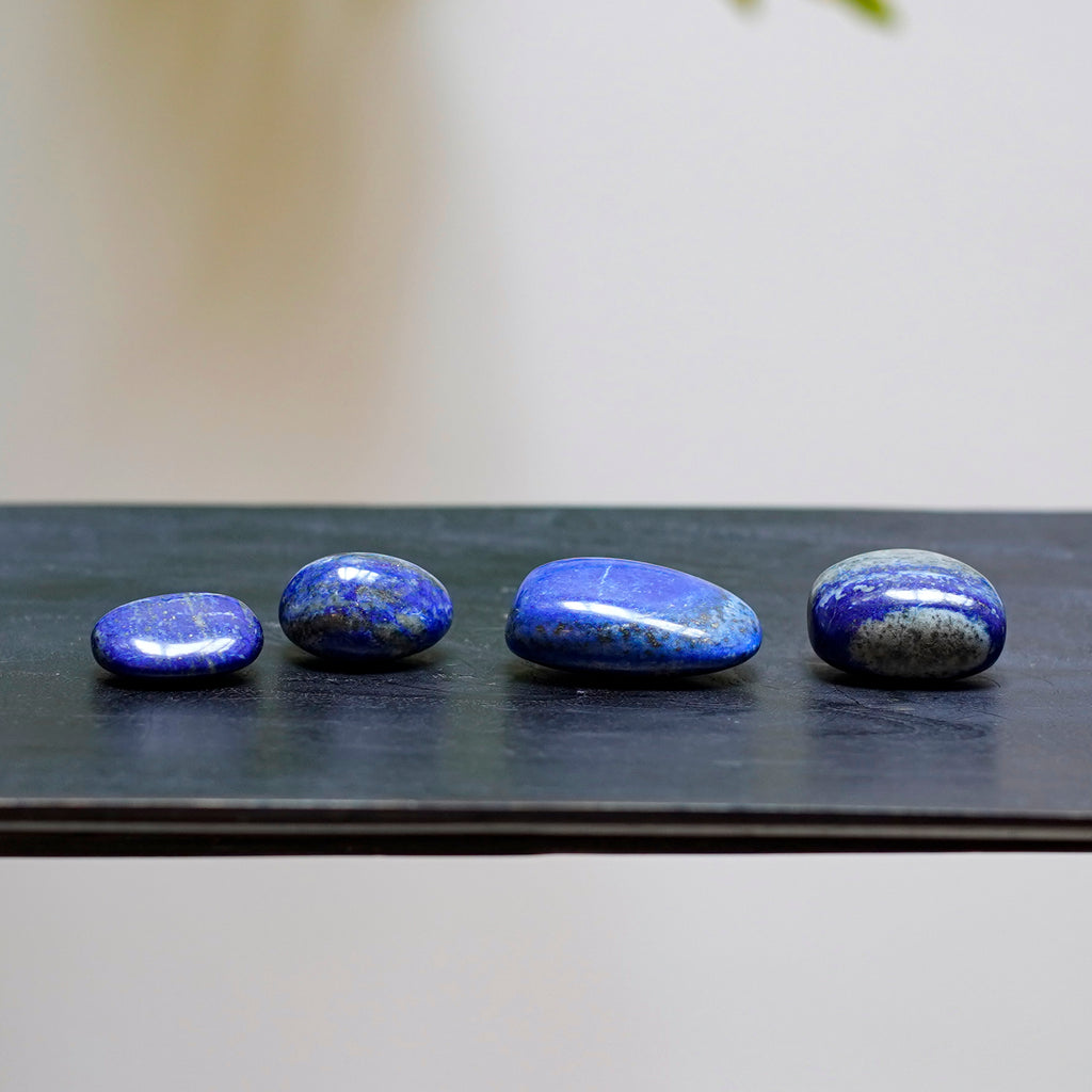 Pierres roulées de Lapis lazuli. Une pierre de la communication, de l'amour et de l'amitié. C'est une pierre sacrée, idéale pour la méditation car elle nous relie au divin. Elle stimule la créativité et participe à développer l'intuition. Un magnifique outil d'éveil des facultés extra sensorielles.