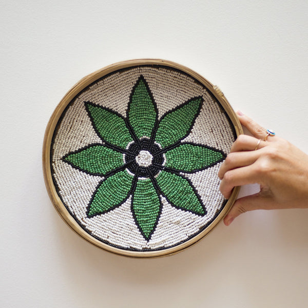 Ce plateau en bambou brodé de perles, est un travail magnifique et minutieux réalisé à la main dans un petit atelier à Bali. Atelier sélectionné par le Centre Elément pour fabriquer sa collection de plateaux et de boites d'offrande en perles. 