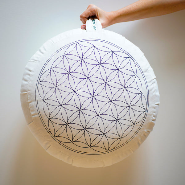 Ce coussin de yoga rond , appelé "Zafu" est fabriqué en coton blanc imprimé d'une Fleur de Vie, il est déhoussable et doté d'une poignée pour le transporter facilement. 